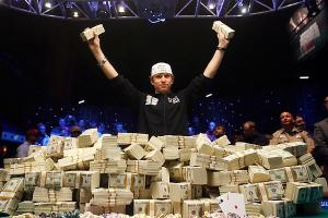 pokervinner med haug av penger