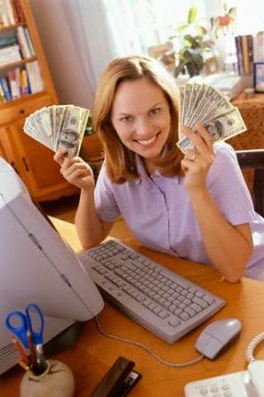 stock image kvinne med gevinst v pc
